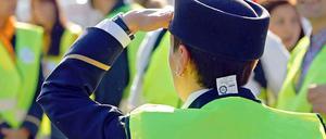 Die Mitarbeiter bei "Germanwings" verdienen bis zu 40 Prozent weniger als Lufthansa-Beschäftigte, kritisiert die Gewerkschaft der Flugbegleiter Ufo.