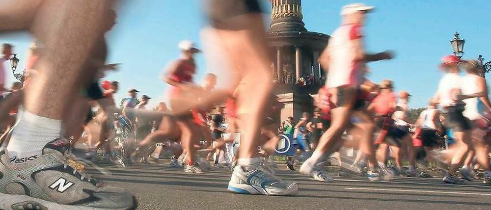 Die Stadt im Schnellgang. Für auswärtige Läufer ist der Berlin-Marathon auch touristisch ein Höhepunkt. 