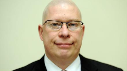 Robbin Juhnke (CDU) sieht Berufspolitiker der Opposition nachts mit einem Benzinkanister durch Berlin ziehen. Für diesen Vergleich wurde er prompt gerügt.