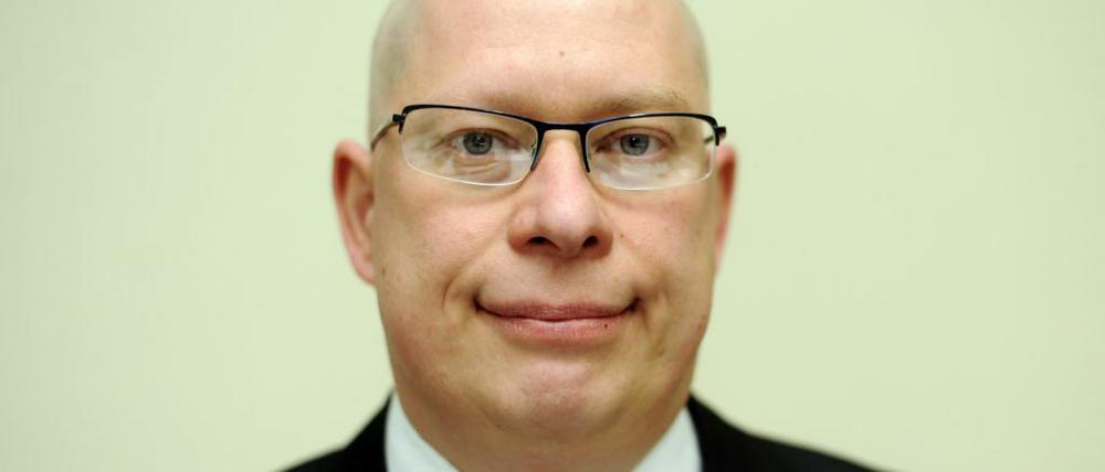 Robbin Juhnke (CDU) sieht Berufspolitiker der Opposition nachts mit einem Benzinkanister durch Berlin ziehen. Für diesen Vergleich wurde er prompt gerügt.