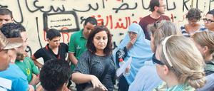 Am Tahrir. Die Teilnehmer der Sommerakademie zu „Ästhetik und Politik“ studieren die Graffiti an der Wand der Amerikanischen Universität in Kairo.
