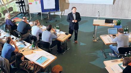 "Ich bin kein hochherrschaftlicher Prof." Michael Kleinaltenkamp (im Bild) wünscht sich Studierende, die den Mut haben, mit ihm in Kontakt zu treten.