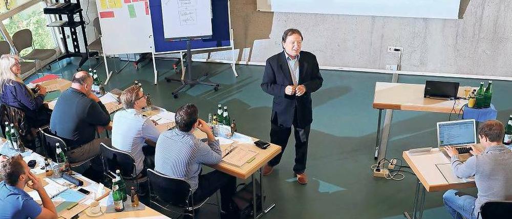 "Ich bin kein hochherrschaftlicher Prof." Michael Kleinaltenkamp (im Bild) wünscht sich Studierende, die den Mut haben, mit ihm in Kontakt zu treten.