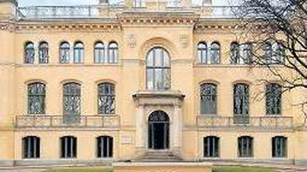 Haus der Physik. Das Observatorium in der Marchstraße ist das älteste Gebäude der Physikalisch-Technischen Bundesanstalt in Berlin. Es war einst für die Vorgängerorganisation, die Physikalisch-Technische Reichsanstalt gebaut worden. 