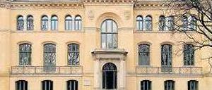 Haus der Physik. Das Observatorium in der Marchstraße ist das älteste Gebäude der Physikalisch-Technischen Bundesanstalt in Berlin. Es war einst für die Vorgängerorganisation, die Physikalisch-Technische Reichsanstalt gebaut worden.