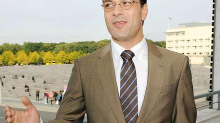 Nicht das Original, aber eine gut gemachte Fälschung: Kai Schumann als Karl-Theodor zu Guttenberg