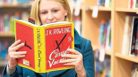 So tun als ob. Wegen fehlender Käufer haben Pressefotografen in einer Londoner Buchhandlung diese Ladenangestellte gebeten, sich ihren Mantel anzuziehen und als Leserin zu posieren.