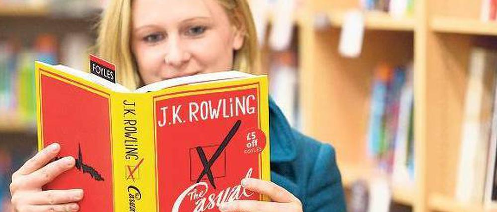 So tun als ob. Wegen fehlender Käufer haben Pressefotografen in einer Londoner Buchhandlung diese Ladenangestellte gebeten, sich ihren Mantel anzuziehen und als Leserin zu posieren. 
