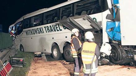 Zusammenstoß. Die Fahrerkabine des Lastzuges, der auf den Reisebus aufgefahren war, wurde beim Aufprall zusammengedrückt. Der Bus rutschte in die Leitplanke. Foto: dapd/Christian Griebel