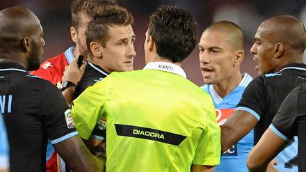 Miro mittendrin. Erst wurde Miroslav Klose umzingelt. Nach seinem selbst angezeigten Handspiel wurde der Nationalstürmer von allen Seiten gelobt.