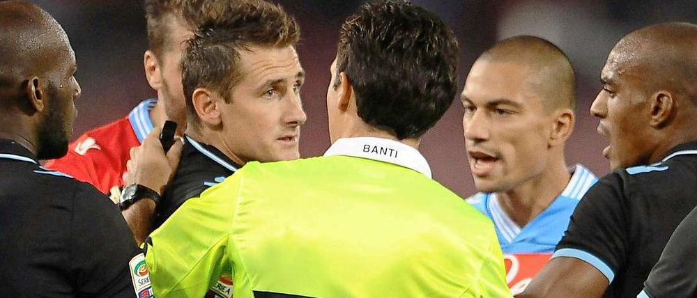 Miro mittendrin. Erst wurde Miroslav Klose umzingelt. Nach seinem selbst angezeigten Handspiel wurde der Nationalstürmer von allen Seiten gelobt.