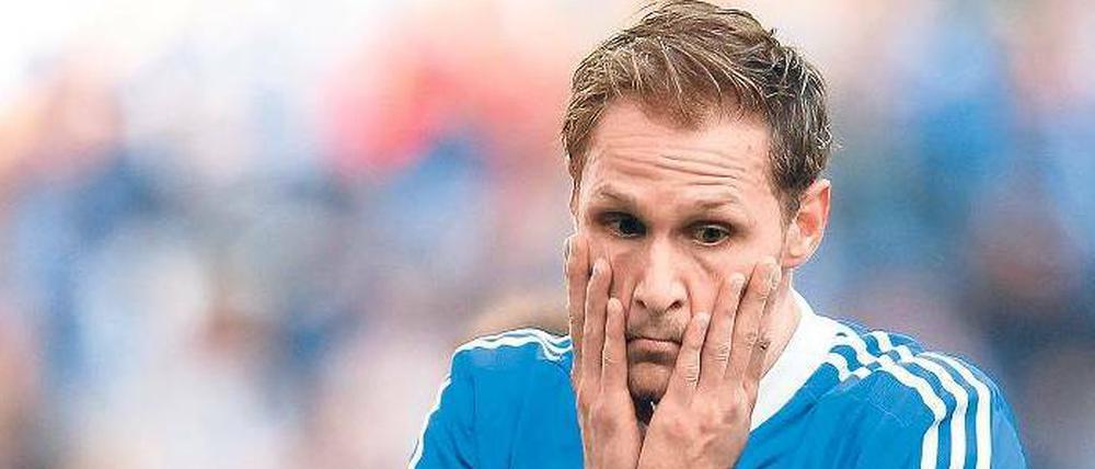 Ein Spieler von Schalke 04 schlägt nach der Niederlage gegen den FB Bayern die Hände vor das Gesicht.