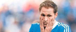 Ein Spieler von Schalke 04 schlägt nach der Niederlage gegen den FB Bayern die Hände vor das Gesicht.