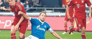 Die Profiteure. Toni Kroos (links) und Thomas Müller präsentieren sich derzeit in sehr guter Form. Gegen Schalke bereitete Müller zunächst das 1:0 durch Kroos vor, ehe er später selber seinen vierten Saisontreffer erzielte. Foto: dpa