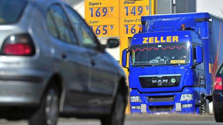 Oft sind LKW auf Raststätten betroffen: Der Diebstahl von Sprit nimmt zu. 