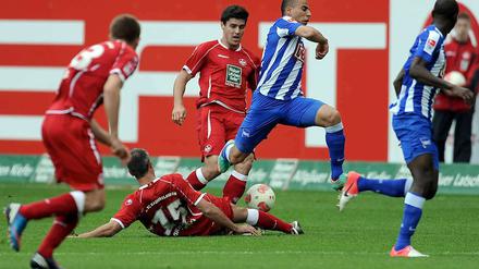 Umringt von Gegenspielern: Änis Ben-Hatira wird in letzter Sekunde von Mark Torrejon gestoppt.