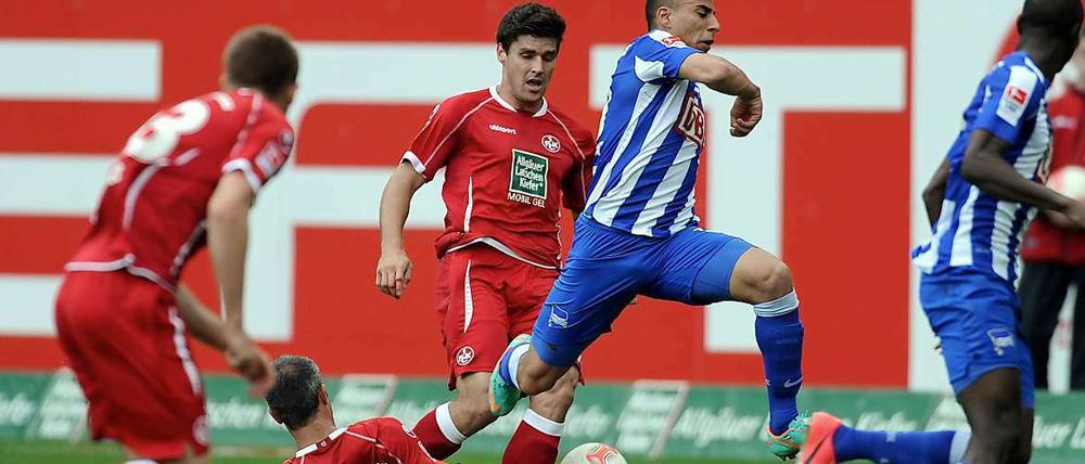 Umringt von Gegenspielern: Änis Ben-Hatira wird in letzter Sekunde von Mark Torrejon gestoppt.