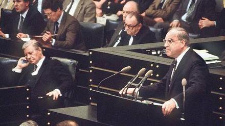 Machtwechsel. Das Bild zeigt Helmut Kohl 1982 im Bundestag. Im Hintergrund sein Vorgänger Helmut Schmidt, den Kohl mit einem Misstrauensvotum stürzte. Foto: dpa