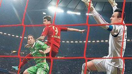 Hoch und rein. Gegen Wolfsburg traf Mandzukic gleich zweimal per Kopf.Foto: dapd