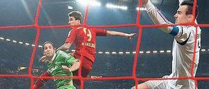 Hoch und rein. Gegen Wolfsburg traf Mandzukic gleich zweimal per Kopf.Foto: dapd