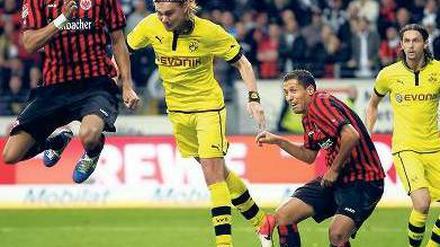 Dortmund verliert sich im Spektakel. Frankfurts Anderson (l.) köpft zum 3:3 ein.