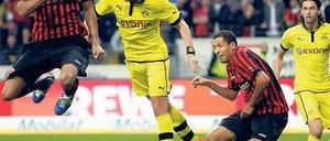 Dortmund verliert sich im Spektakel. Frankfurts Anderson (l.) köpft zum 3:3 ein.