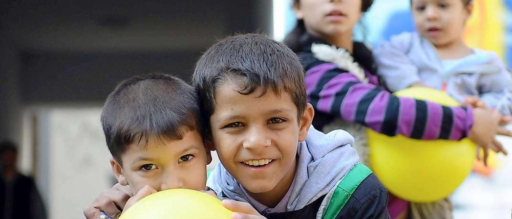 Diese Kinder freuen sich über das neue Wohnprojekt, das in Berlin für Roma-Familien in Berlin-Neukölln am 14. September.
