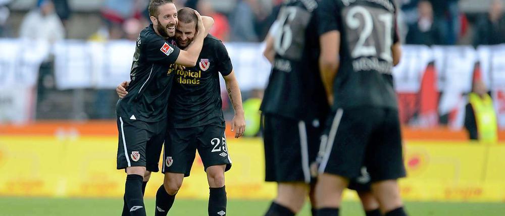 Nach dem glücklichen 1:0-Sieg über Regensburg befindet sich Energie Cottbus auf einem Aufstiegsplatz.