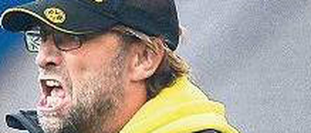 Jürgen Klopp, der Trainer von Borussia Dortmund, brüllt vom Spielfeldrand.