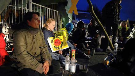 Demonstranten vor dem Atomkraftwerk in Grohnde.