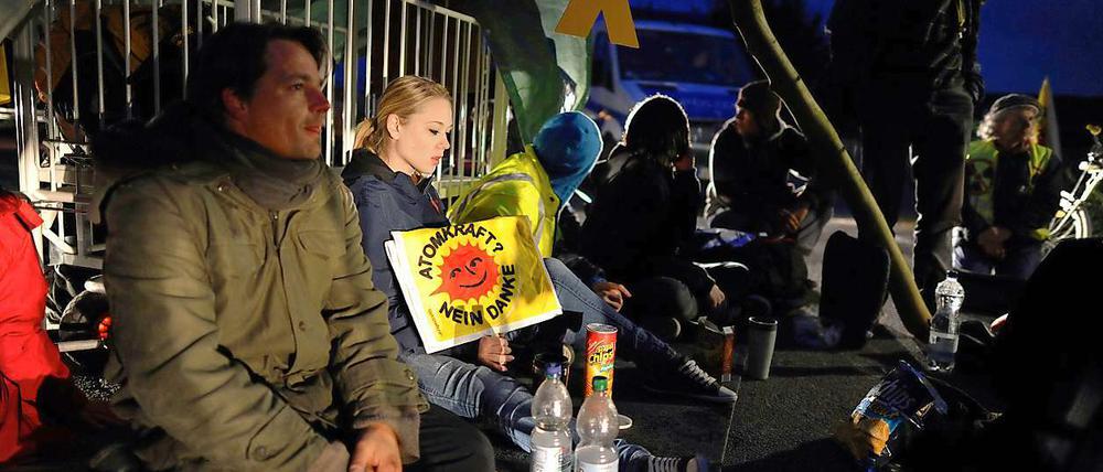 Demonstranten vor dem Atomkraftwerk in Grohnde.