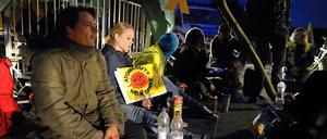 Demonstranten vor dem Atomkraftwerk in Grohnde.