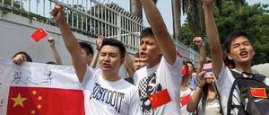 Chinesische Demonstranten vor der japanischen Botschaft in Kuala-Lumpur in Malaysien.