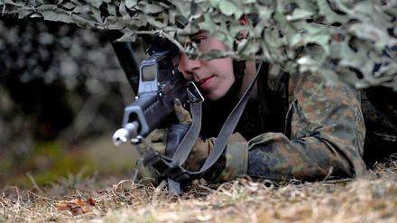 Dass zur Bundeswehr-„Action“ häufig auch der Griff zur Waffe gehört, wird in der Werbung für die „BW-Adventure Camps“ nicht erwähnt.