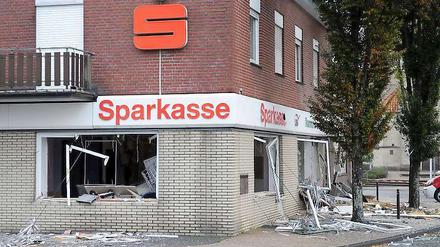 Vermutlich haben die Bankräuber zu viel Sprengstoff verwendet: Es wurde nicht nur der Geldautomat sondern die komplette Sparkassenfiliale zerstört.
