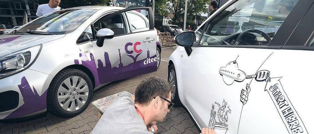 Kunst am Auto. Citee-Car hat keine Ausleihstationen, sondern benutzt die Garagen und Parkplätze seiner Kunden. Wer seinen privaten Stellplatz zur Verfügung stellt, darf günstiger fahren, aber muss das Auto auch selbst pflegen.