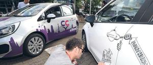 Kunst am Auto. Citee-Car hat keine Ausleihstationen, sondern benutzt die Garagen und Parkplätze seiner Kunden. Wer seinen privaten Stellplatz zur Verfügung stellt, darf günstiger fahren, aber muss das Auto auch selbst pflegen. 