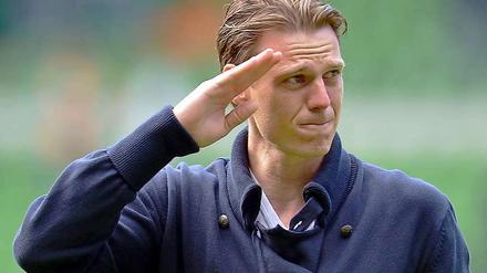 Tim Borowski verabschiedet sich am 05.05.2012 von den Fans nach der Bundesligapartie Werder Bremen - FC Schalke 04 im Bremer Weserstadion.