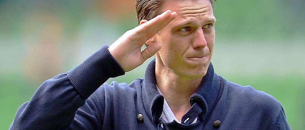 Tim Borowski verabschiedet sich am 05.05.2012 von den Fans nach der Bundesligapartie Werder Bremen - FC Schalke 04 im Bremer Weserstadion.