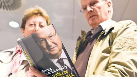Schauergeschichten für den Mittelstand. Der Erfahrungsbericht von Bürgermeister Heinz Buschkowsky aus dem sozialen Brennpunktbezirk trägt den Titel „Neukölln ist überall“. Wahrscheinlich wird es das Sachbuch-Adventsgeschäft beleben – wie vor zwei Jahren das einwanderungskritische Buch des SPD-Parteikollegen Thilo Sarrazin. 