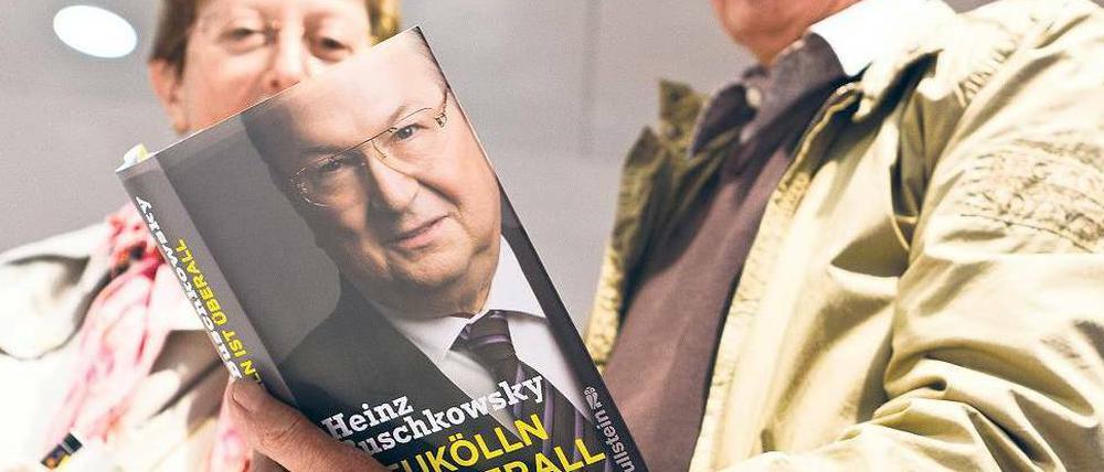 Schauergeschichten für den Mittelstand. Der Erfahrungsbericht von Bürgermeister Heinz Buschkowsky aus dem sozialen Brennpunktbezirk trägt den Titel „Neukölln ist überall“. Wahrscheinlich wird es das Sachbuch-Adventsgeschäft beleben – wie vor zwei Jahren das einwanderungskritische Buch des SPD-Parteikollegen Thilo Sarrazin. 