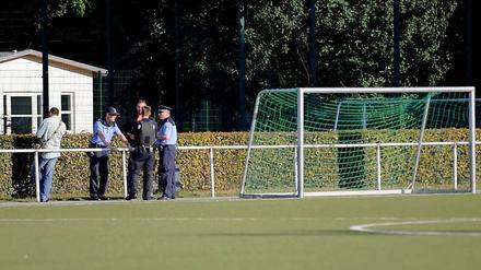 Wenn der Fußballplatz zum Tatort wird. Polizisten im Jahnsportpark nach dem Attentat auf Hobbyfußballer.