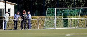 Wenn der Fußballplatz zum Tatort wird. Polizisten im Jahnsportpark nach dem Attentat auf Hobbyfußballer.