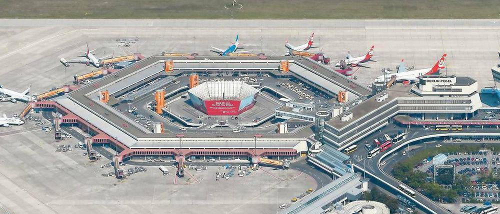 Umzugsfinale. Bevor der BER morgens um 5 Uhr in Betrieb geht, müssen die Geräte aus Tegel nach Schönefeld.