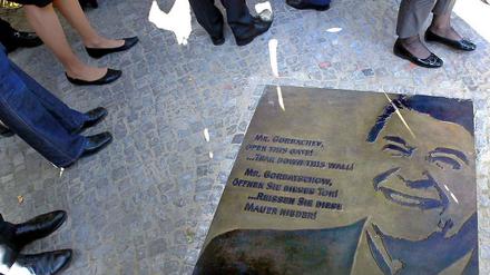 Erinnerung an große Worte. Unweit des Brandenburger Tores wurde am Mittwoch die Gedenktafel enthüllt, die an Ronald Reagans Ansprache erinnert. 