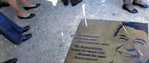 Erinnerung an große Worte. Unweit des Brandenburger Tores wurde am Mittwoch die Gedenktafel enthüllt, die an Ronald Reagans Ansprache erinnert. 
