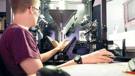 Im Labor der Geisteswissenschaften. Ein Bibliotheksmitarbeiter digitalisiert Texte.