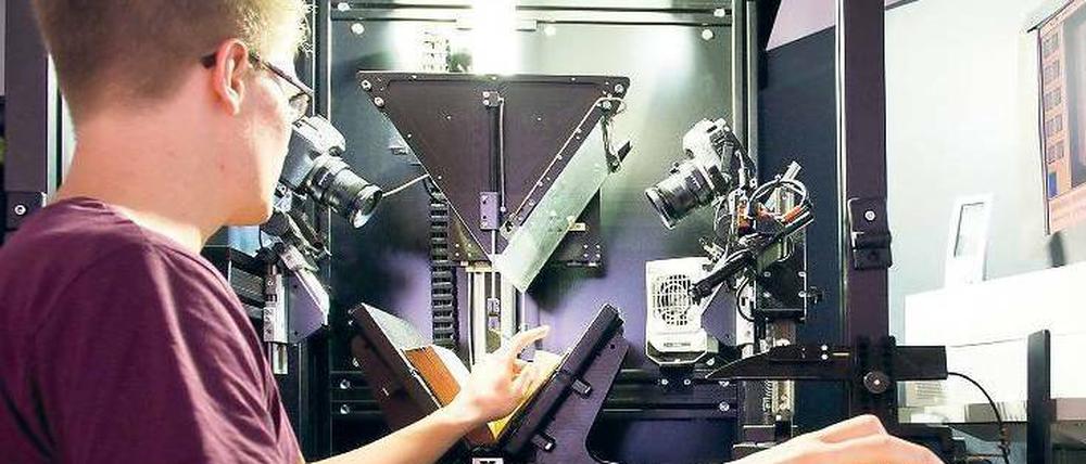 Im Labor der Geisteswissenschaften. Ein Bibliotheksmitarbeiter digitalisiert Texte.