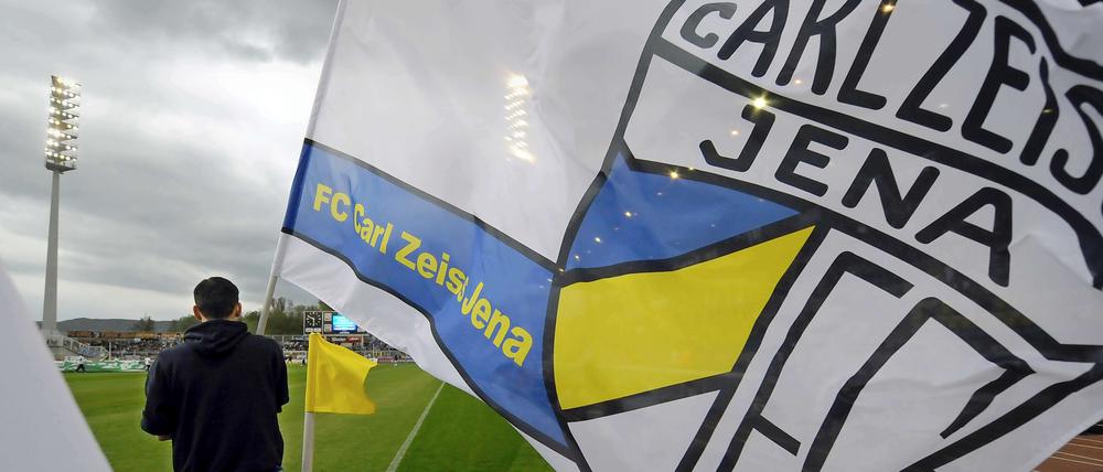 Die Fahne hoch: Ein Fan des FC Carl-Zeiss Jena.