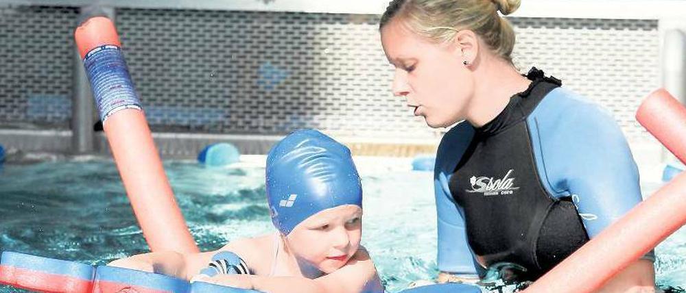 Nachwuchstraining. Die ehemalige Leistungsschwimmerin Daniela Hopf gibt Schwimmunterricht bei den Spandauer Wasserfreunden.